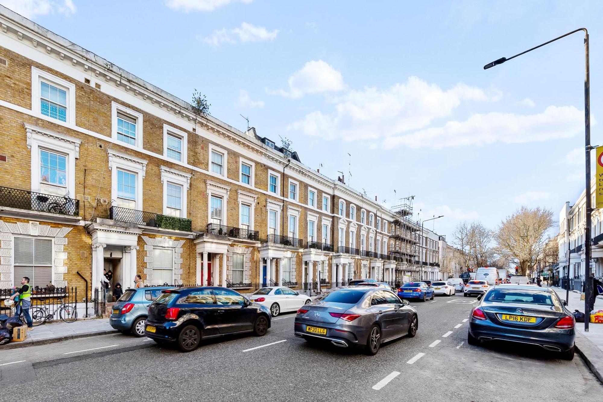 Newly Renovated Kensington 2 Bedroom With Balcony Near Harrods Sleeps 6, 2 Min Walk From Station Apartment